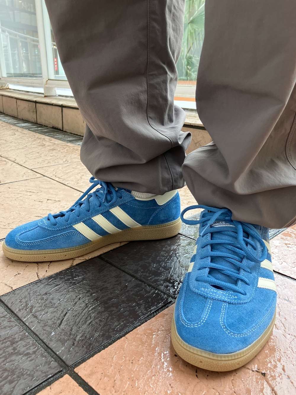 「スウェットパンツ、スニーカー、adidas、ジャージ、アディダス、ポロシャツ、アディダスオリジナルス、半袖シャツ、ナイロンパンツ、ハンドボールスペツィアル」｜「adidasのプレミアムポロシャツ / アディダスオリジナルス adidas Originals（ポロシャツ、ホワイト系）」を使った、TSさん（メンズ・170cm）の春コーディネートの5枚目の写真