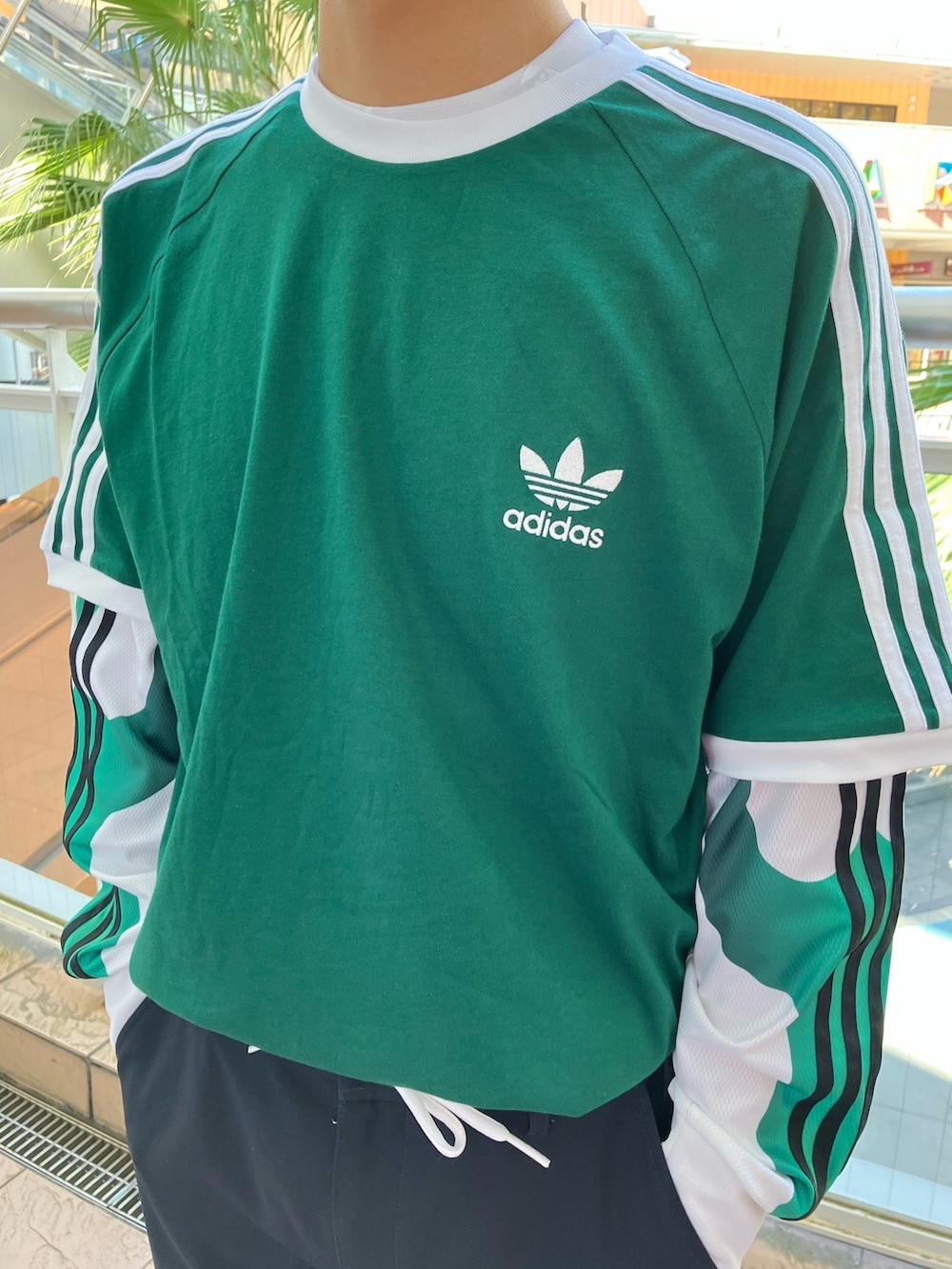 「スニーカー、Tシャツ、adidas、アディダス、adidas originals、アディダスオリジナルス、長袖Tシャツ、スリーストライプス、アディカラー、ガゼル」｜「adidasのアディカラー クラシックス スリーストライプス Tシャツ（Tシャツ/カットソー、グリーン系）」を使った、TSさん（メンズ・170cm）の夏コーディネートの3枚目の写真
