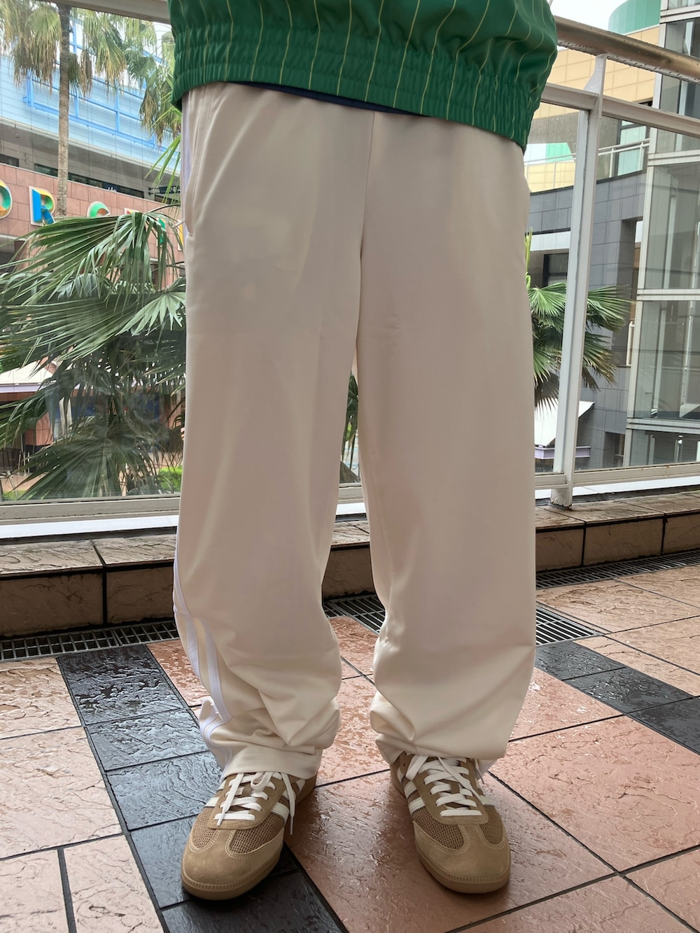 「スニーカー、adidas、アディダス、ポロシャツ、トラックパンツ、adidas originals、アディダスオリジナルス、ピンストライプ、ウインドブレーカー、サンバ」｜「adidasのアディダス ピンストライプ ウインドブレーカー（ナイロンジャケット、グリーン系）」を使った、TSさん（メンズ・170cm）の春コーディネートの2枚目の写真