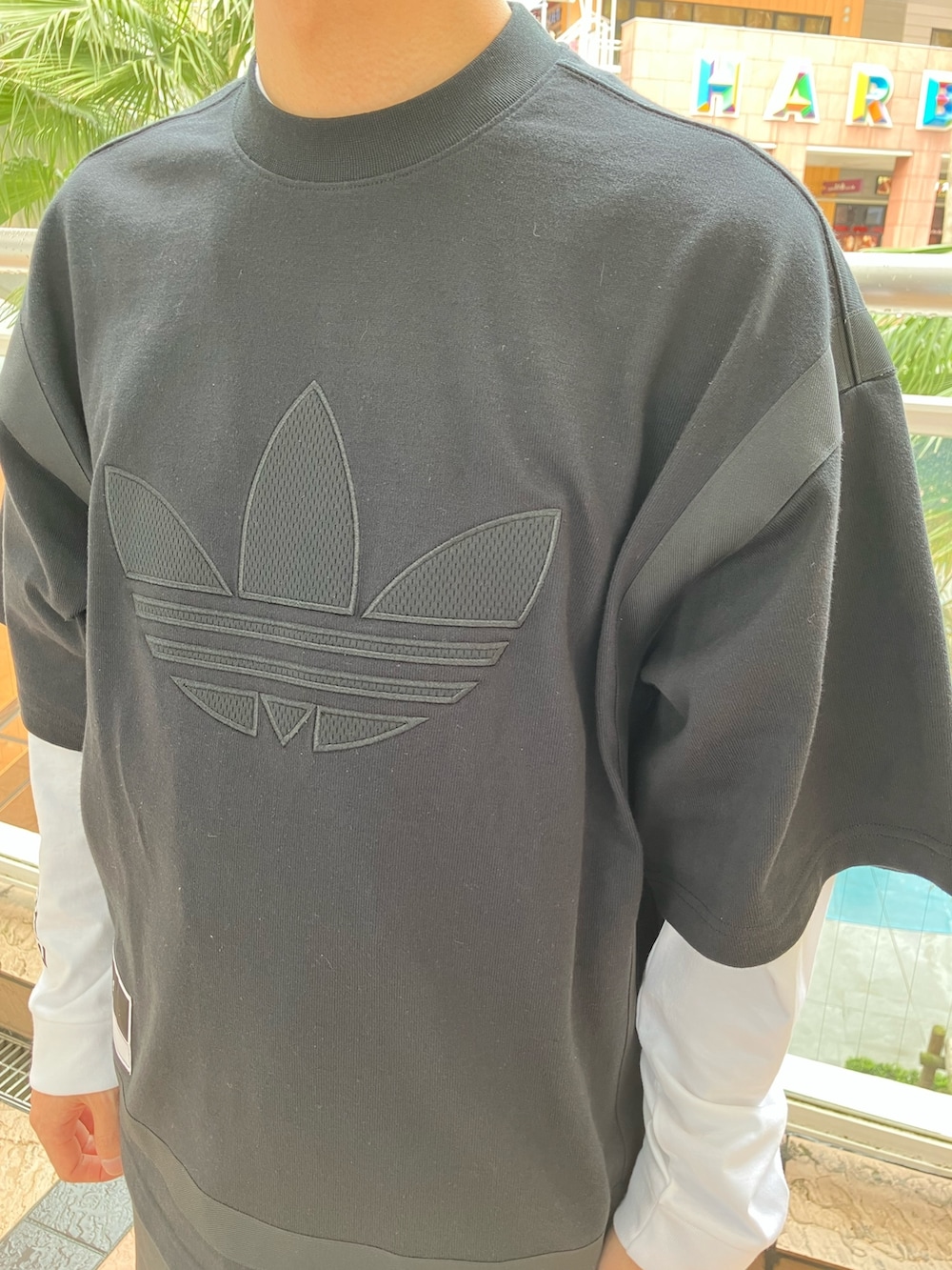 「スニーカー、Tシャツ、adidas、アディダス、ハーフパンツ、ショーツ、adidas originals、アディダスオリジナルス、半袖Ｔシャツ、ハンドボールスペツィアル」｜「adidasのクラシック ストリート プレミアム アディブレイクTシャツ（トップス、ブラック系）」を使った、TSさん（メンズ・170cm）の春コーディネートの5枚目の写真