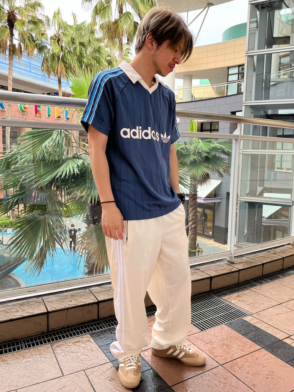 「スニーカー、adidas、アディダス、ポロシャツ、トラックパンツ、adidas originals、アディダスオリジナルス、ピンストライプ、ウインドブレーカー、サンバ」｜「adidasのアディダス ピンストライプ ウインドブレーカー（ナイロンジャケット、グリーン系）」を使った、TSさん（メンズ・170cm）の春コーディネートの3枚目の写真