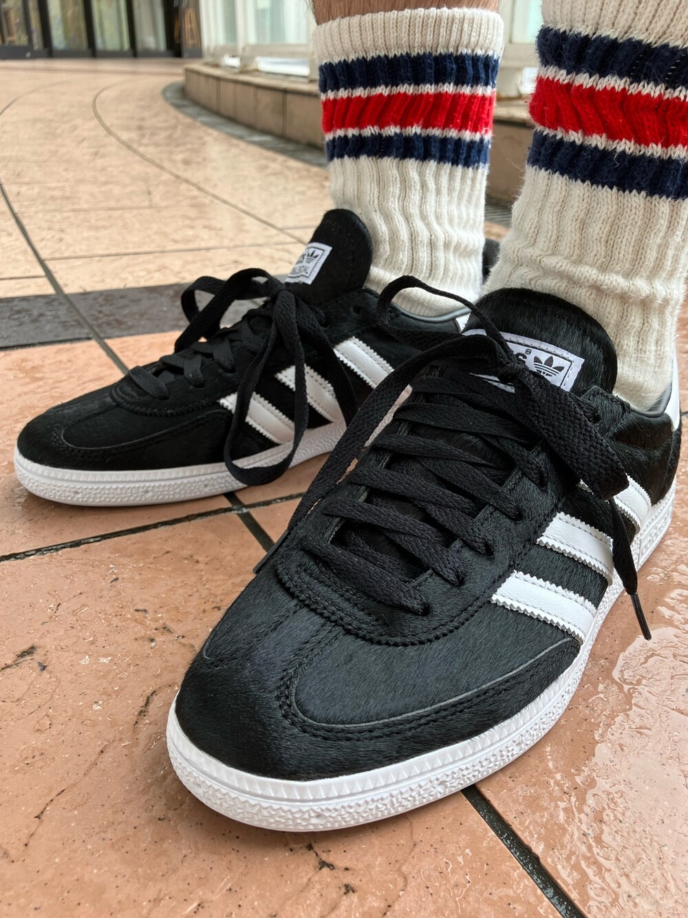 「スニーカー、Tシャツ、adidas、アディダス、ハーフパンツ、ショーツ、adidas originals、アディダスオリジナルス、半袖Ｔシャツ、ハンドボールスペツィアル」｜「adidasのクラシック ストリート プレミアム アディブレイクTシャツ（トップス、ブラック系）」を使った、TSさん（メンズ・170cm）の春コーディネートの4枚目の写真