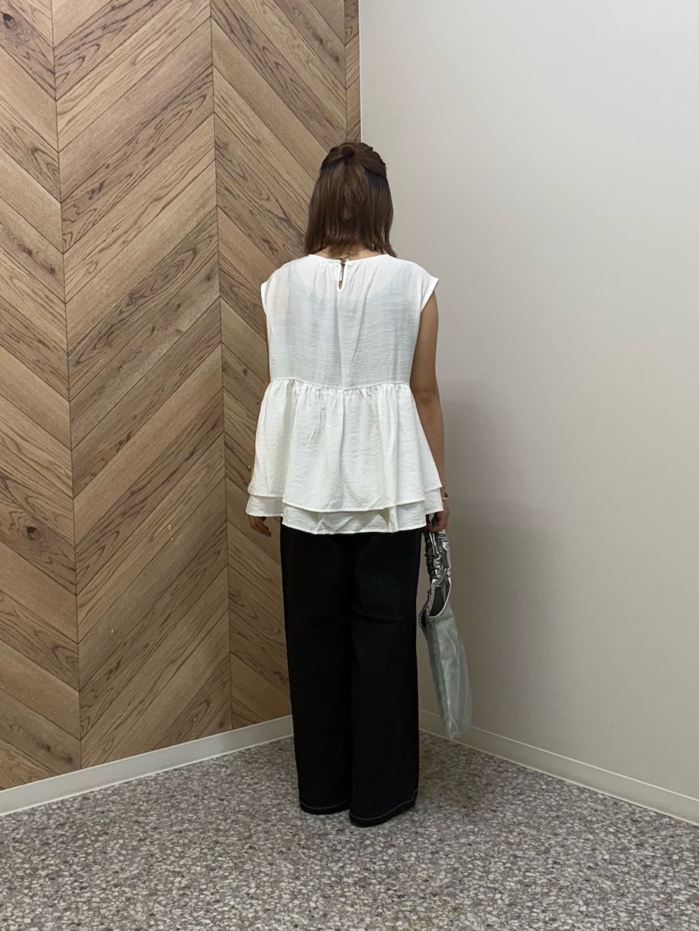 ホワイト系のシャツ/ブラウス、ブラック系のデニムパンツを着用したレディースの夏コーディネートの3枚目の写真