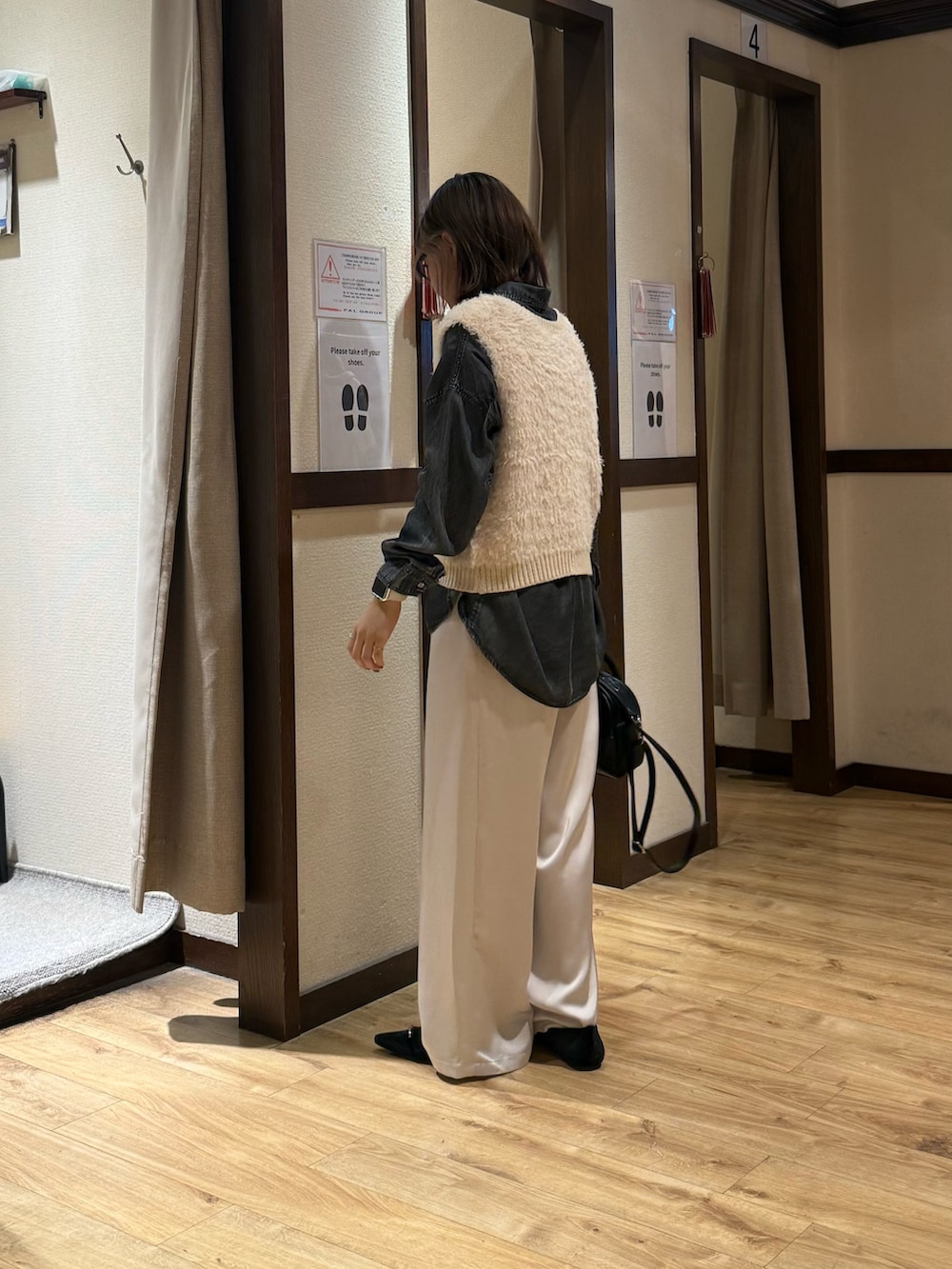 ホワイト系のカーディガン/ボレロ、グレー系のシャツ/ブラウス、ホワイト系のその他パンツを着用したレディースの秋コーディネートの2枚目の写真