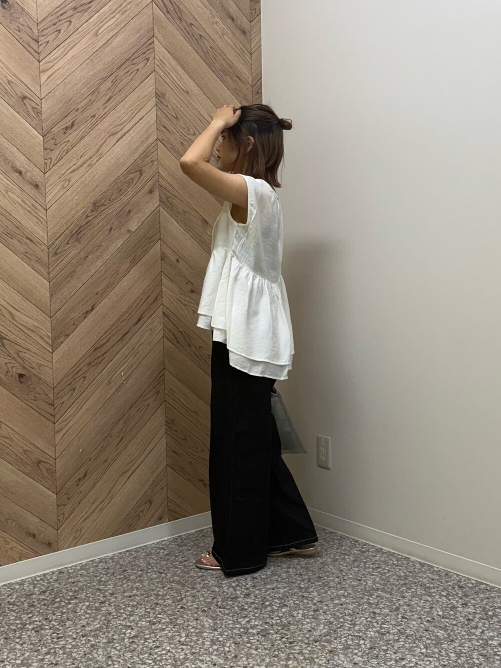 ホワイト系のシャツ/ブラウス、ブラック系のデニムパンツを着用したレディースの夏コーディネートの2枚目の写真