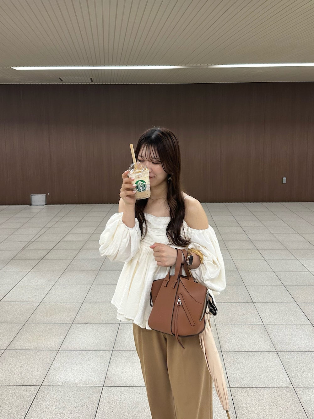 「夏、お出かけスタイル、大人かわいい、夏服、休日コーデ、UNIQLO、デート」｜「ackaのアイテム（シャツ/ブラウス、ホワイト系）」を使った、yunaさん（骨格ウェーブ・レディース・162cm）の夏コーディネートの2枚目の写真