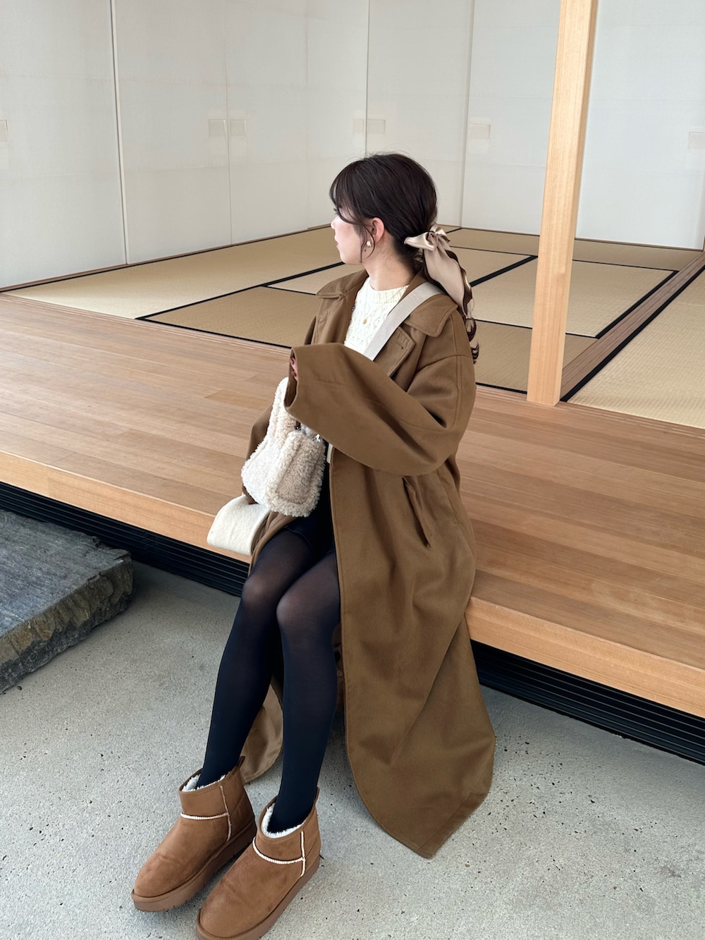 「休日スタイル、お出かけコーデ、シンプルスタイル、シンプル、オトナカジュアル、キレイめコーデ、春アウター、淡色コーデ、シンプルコーデ、ベージュ」｜「callautiaのステンカラーロングコート（ステンカラーコート、ブラウン系）」を使った、yunaさん（骨格ウェーブ・レディース・162cm）の冬コーディネートの2枚目の写真