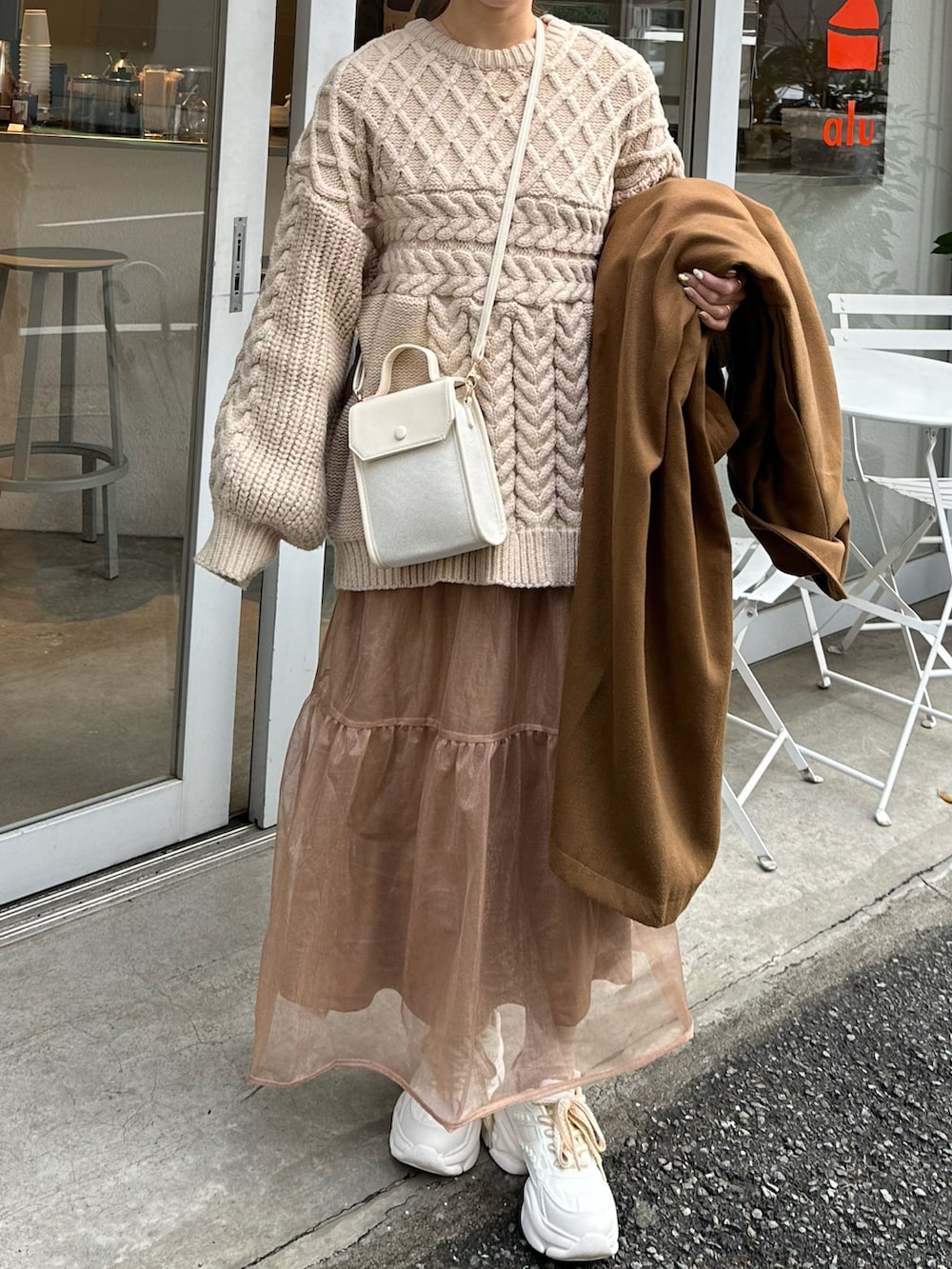 「おでかけコーデ、カジュアルスタイル、ラクチンコーデ、大人女子、おしゃれさんと繋がりたい、オトナカワイイ、ゆるコーデ、スカートコーデ、スニーカーコーデ、淡色コーデ、スニーカー、今日のコスメと服」｜「moi tyttoのボリューム編地切替えニット（ニット/セーター、ベージュ系）」を使った、yunaさん（骨格ウェーブ・レディース・162cm）の冬コーディネートの2枚目の写真