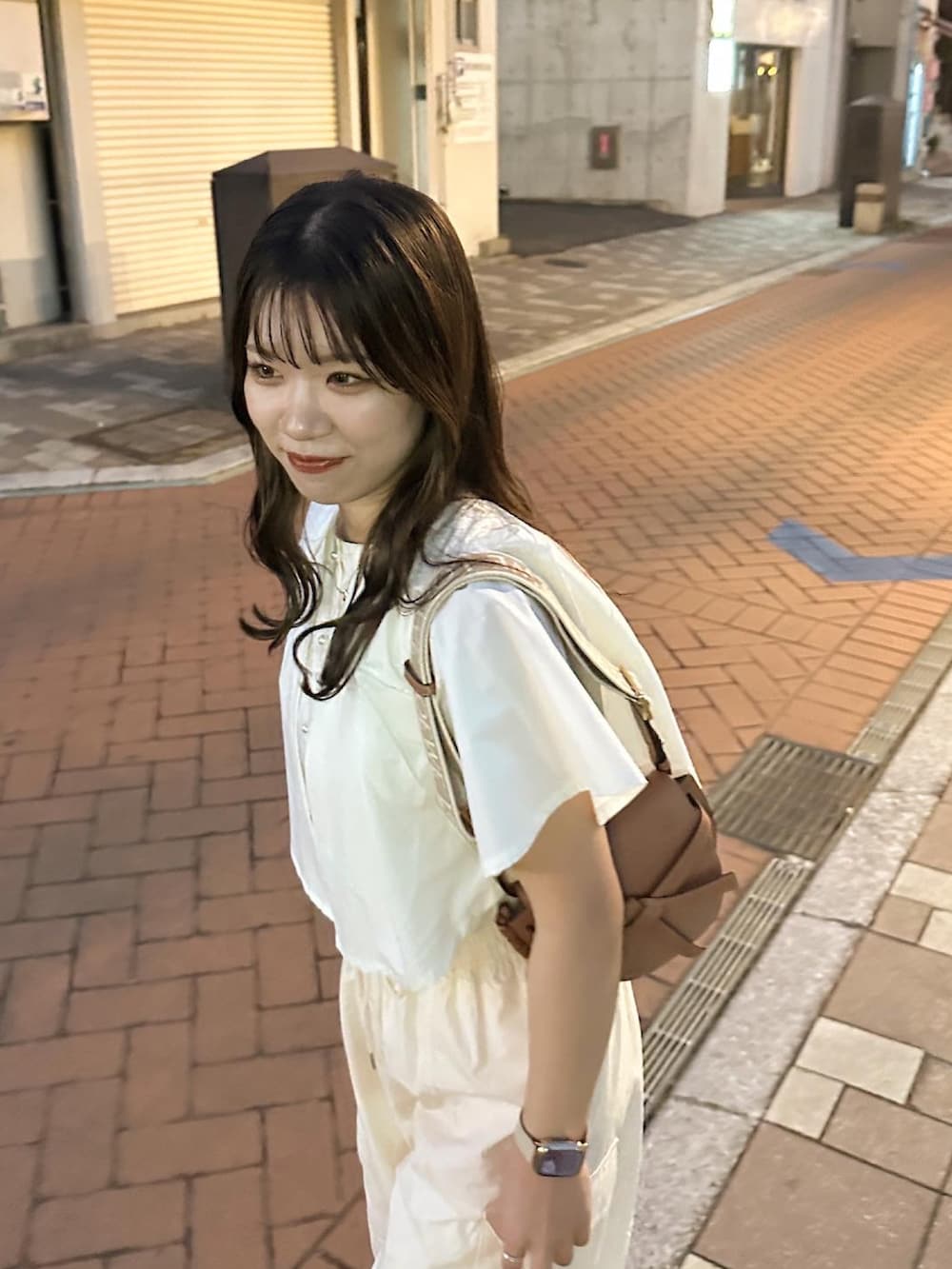 「秋コーデ、パンツコーデ、きれいめカジュアル、パンツスタイル、サンダル、大人カジュアル、リラックススタイル、オトナカジュアル、淡色コーデ、今日のコスメと服、カーゴパンツ」｜「pomiiiのケープブラウス（シャツ/ブラウス、ホワイト系）」を使った、yunaさん（骨格ウェーブ・レディース・162cm）の夏コーディネートの2枚目の写真