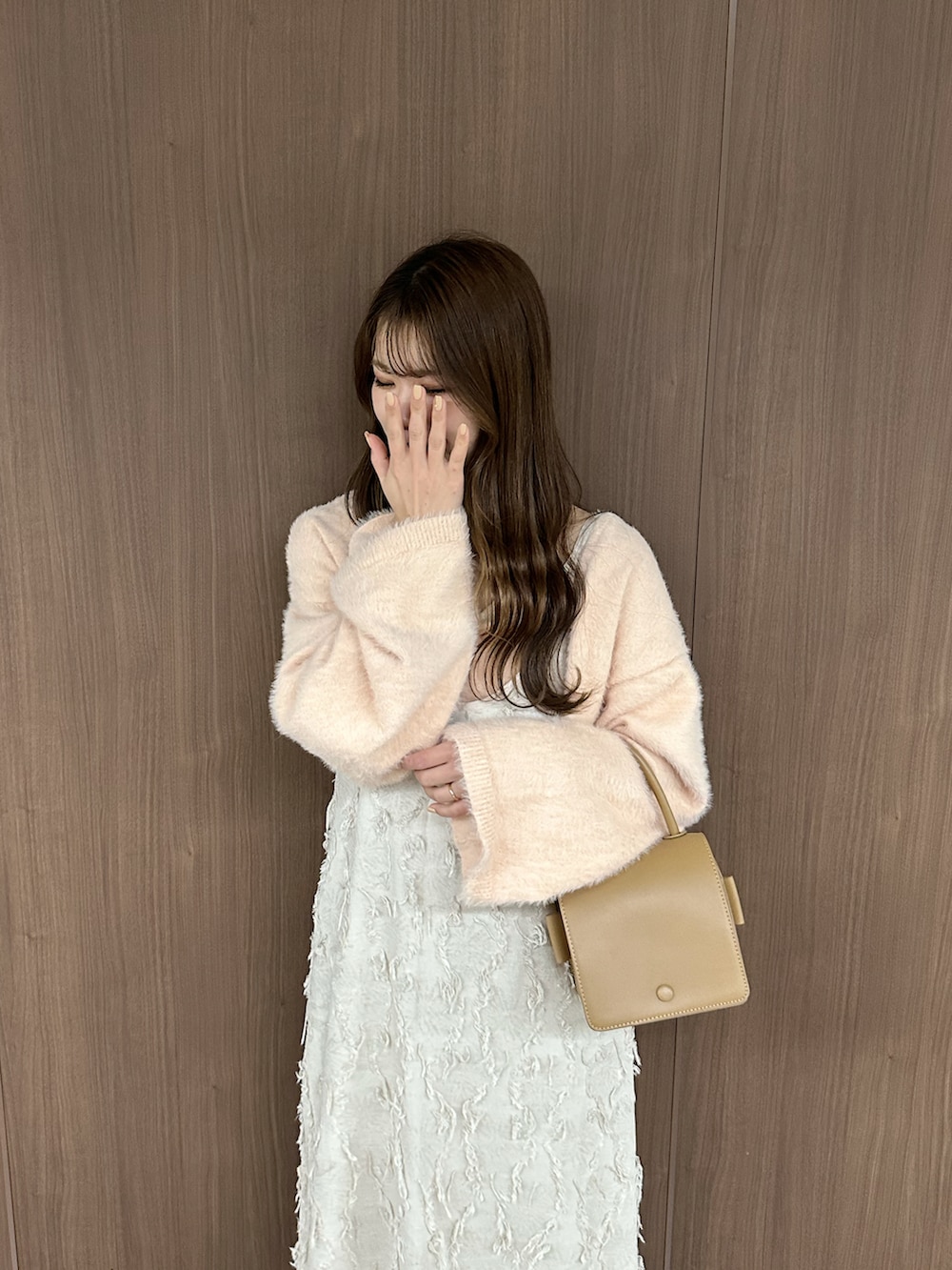 ホワイト系のワンピース、ピンク系のアンサンブル、ベージュ系のブーツを着用したレディースの冬コーディネートの3枚目の写真
