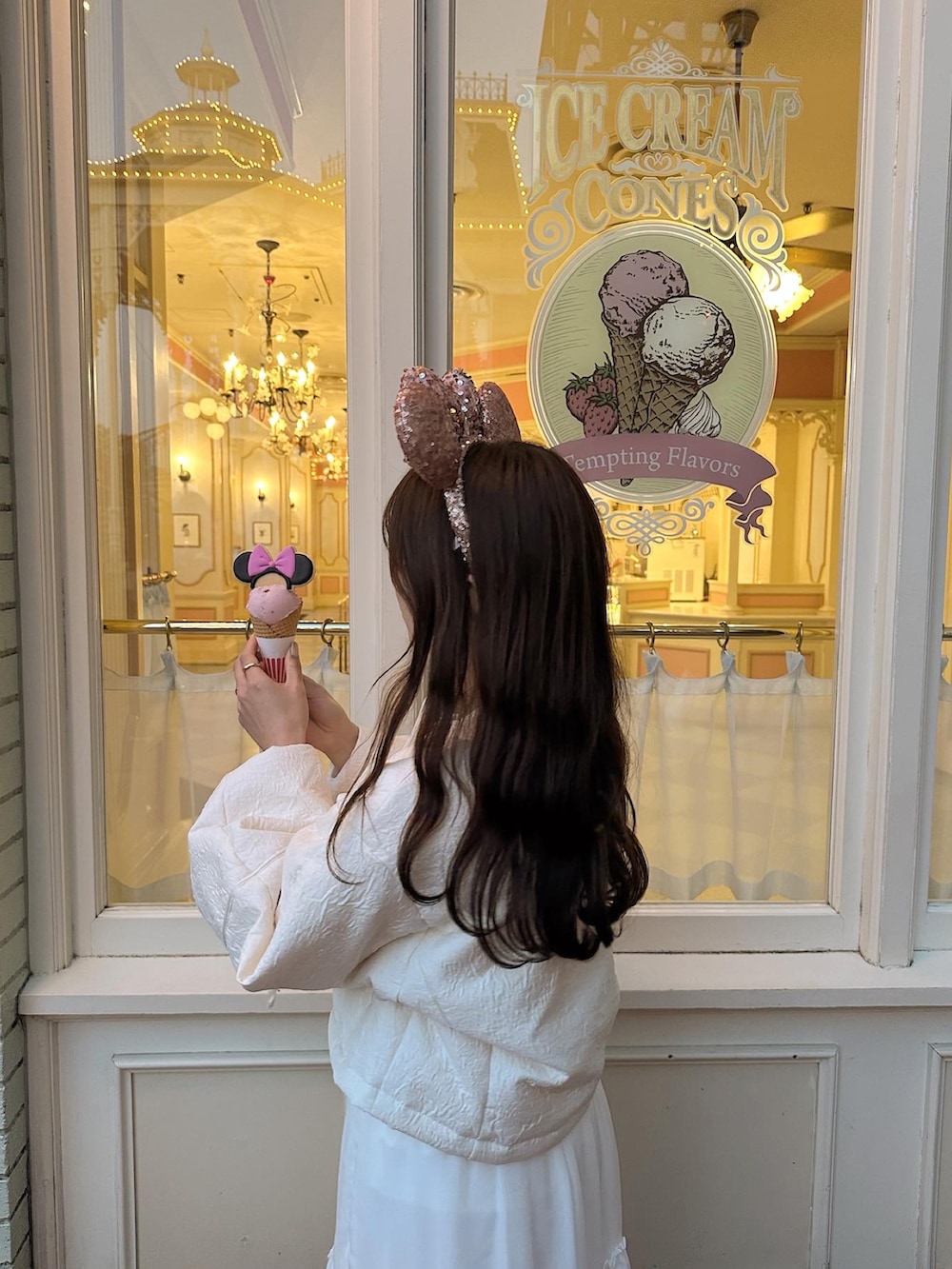 「春のおしゃ見えテクニック、大人ガーリー、ディズニーコーデ、ディズニーランド、ミニーコーデ、ホワイトコーデ、春服コーデ、春カラー、ピンクコーデ」｜「hinariの膨れジャガードショート中綿ブルゾン（ブルゾン、ホワイト系）」を使った、yunaさん（骨格ウェーブ・レディース・162cm）の春コーディネートの3枚目の写真