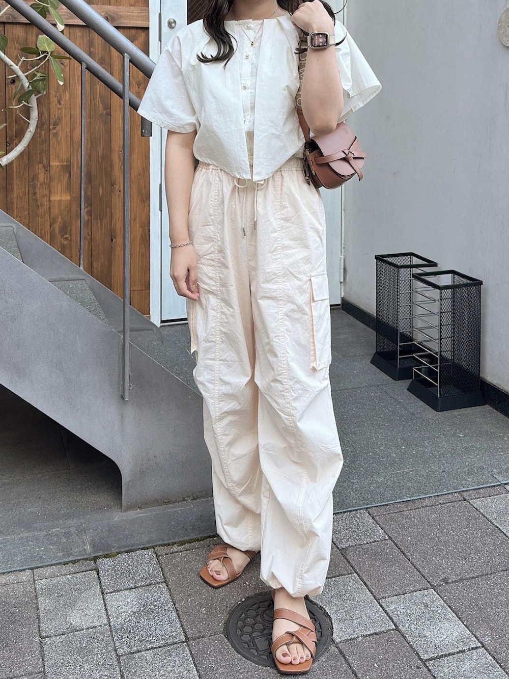 「秋コーデ、パンツコーデ、きれいめカジュアル、パンツスタイル、サンダル、大人カジュアル、リラックススタイル、オトナカジュアル、淡色コーデ、今日のコスメと服、カーゴパンツ」｜「pomiiiのケープブラウス（シャツ/ブラウス、ホワイト系）」を使った、yunaさん（骨格ウェーブ・レディース・162cm）の夏コーディネートの3枚目の写真