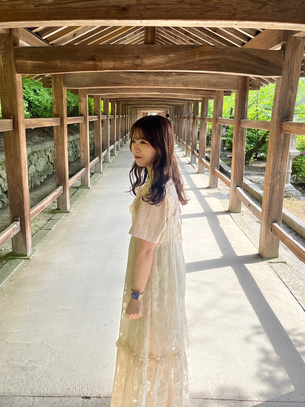 「お出かけコーデ、夏コーデ、ゆるコーデ、ワンピース、WEARyouthコーデ、夏だ！Tシャツ着よう！、初夏コーデ、夏ワンピース、Tシャツ、ベージュコーデ」｜「tiptopのシアージャガードフリルワンピース（ワンピース、ホワイト系）」を使った、yunaさん（骨格ウェーブ・レディース・162cm）の夏コーディネートの2枚目の写真
