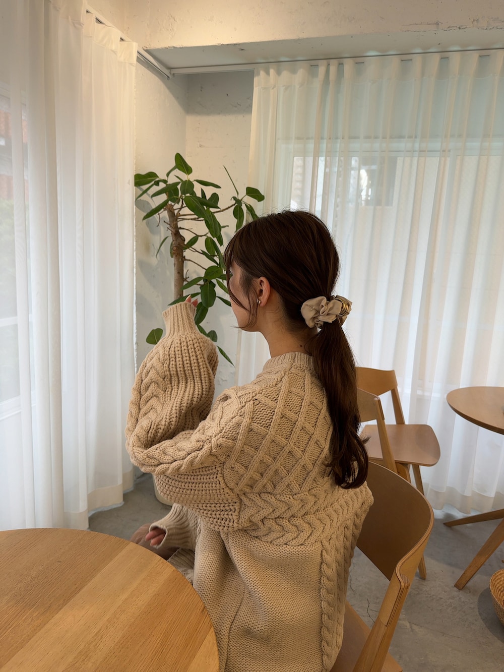 「おでかけコーデ、カジュアルスタイル、ラクチンコーデ、大人女子、おしゃれさんと繋がりたい、オトナカワイイ、ゆるコーデ、スカートコーデ、スニーカーコーデ、淡色コーデ、スニーカー、今日のコスメと服」｜「moi tyttoのボリューム編地切替えニット（ニット/セーター、ベージュ系）」を使った、yunaさん（骨格ウェーブ・レディース・162cm）の冬コーディネートの3枚目の写真