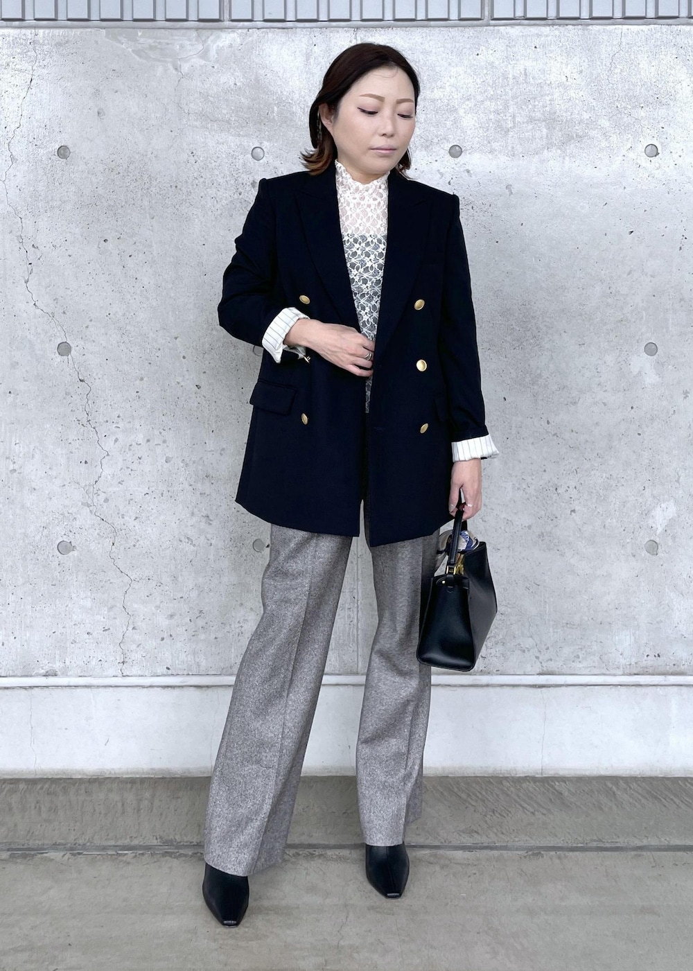 グレー系のその他パンツ、ブラック系のショルダーバッグ、ホワイト系のTシャツ/カットソーを着用したレディースの秋コーディネートの3枚目の写真