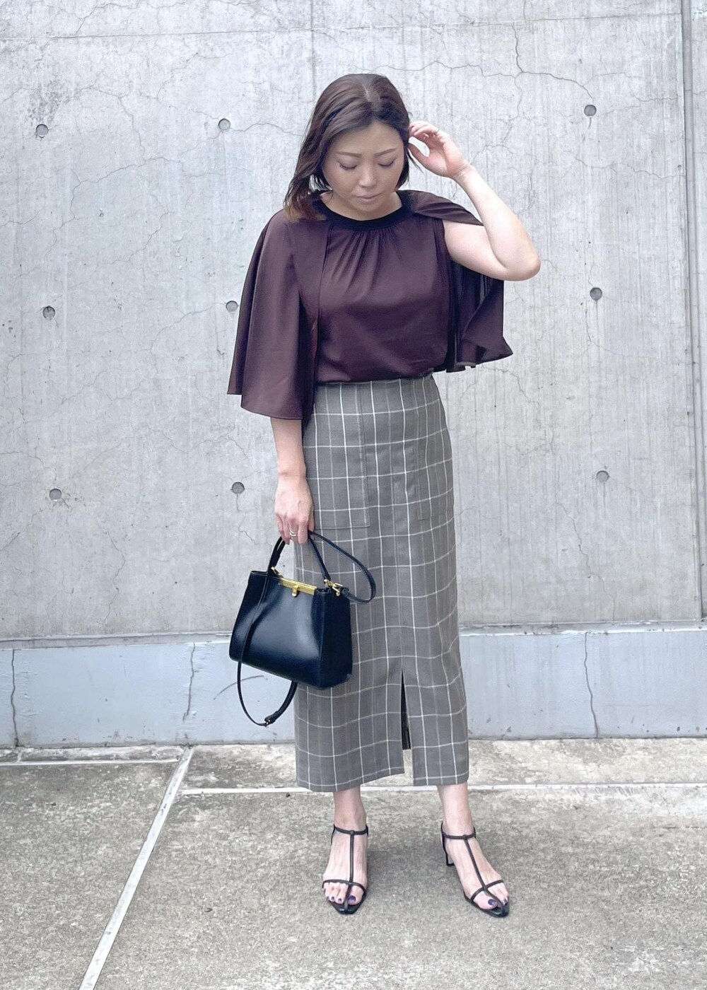 ブラック系のサンダル、ブラック系のショルダーバッグ、ブラウン系のTシャツ/カットソーを着用したレディースの夏コーディネートの2枚目の写真