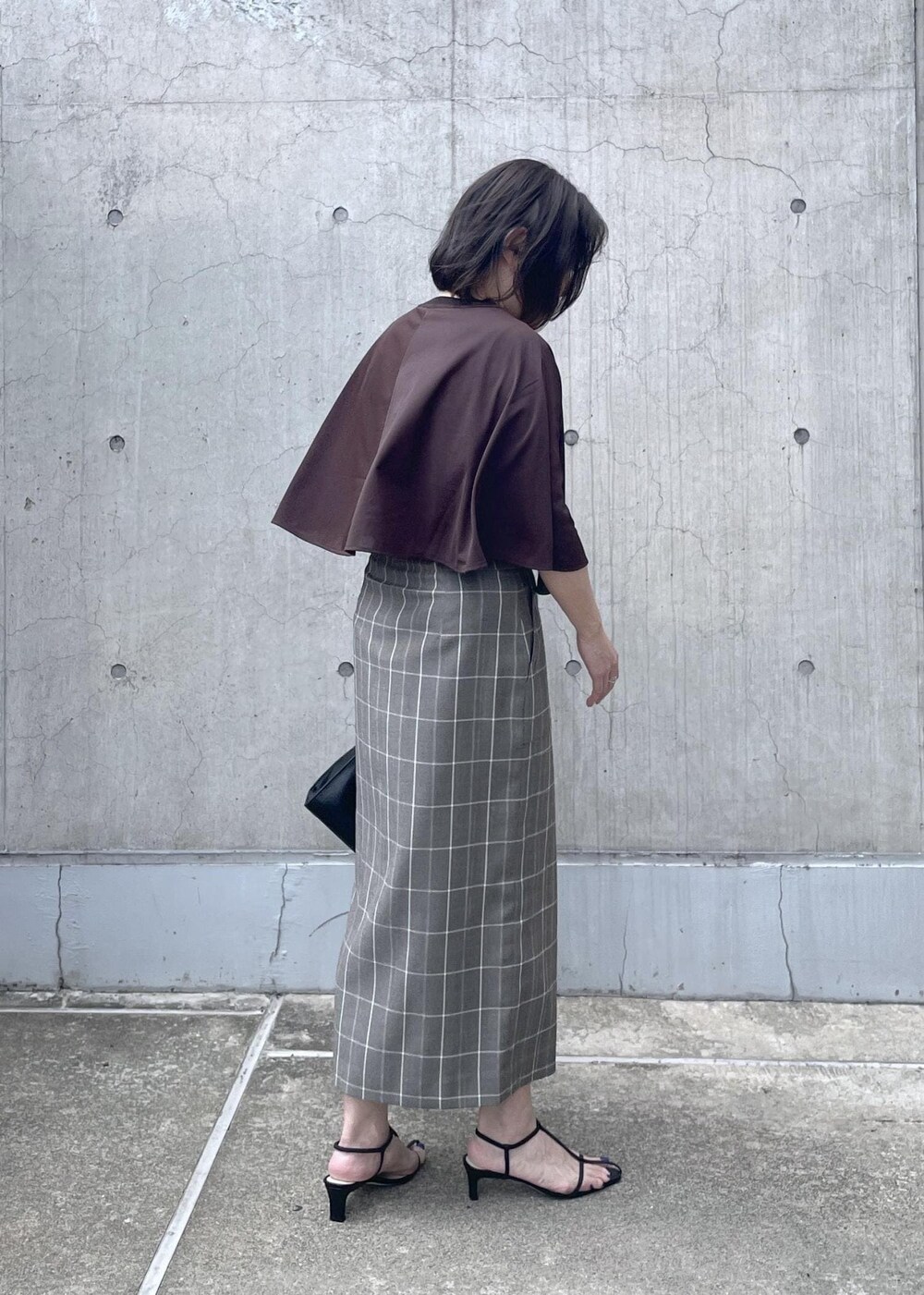 ブラック系のサンダル、ブラック系のショルダーバッグ、ブラウン系のTシャツ/カットソーを着用したレディースの夏コーディネートの6枚目の写真