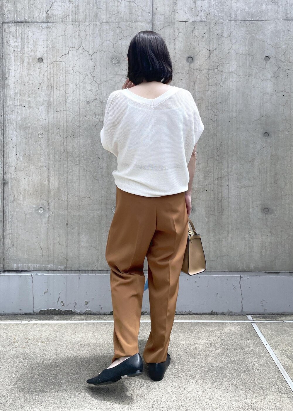 ベージュ系のショルダーバッグ、ブラック系のパンプス、ブラウン系のその他パンツを着用したレディースの夏コーディネートの5枚目の写真