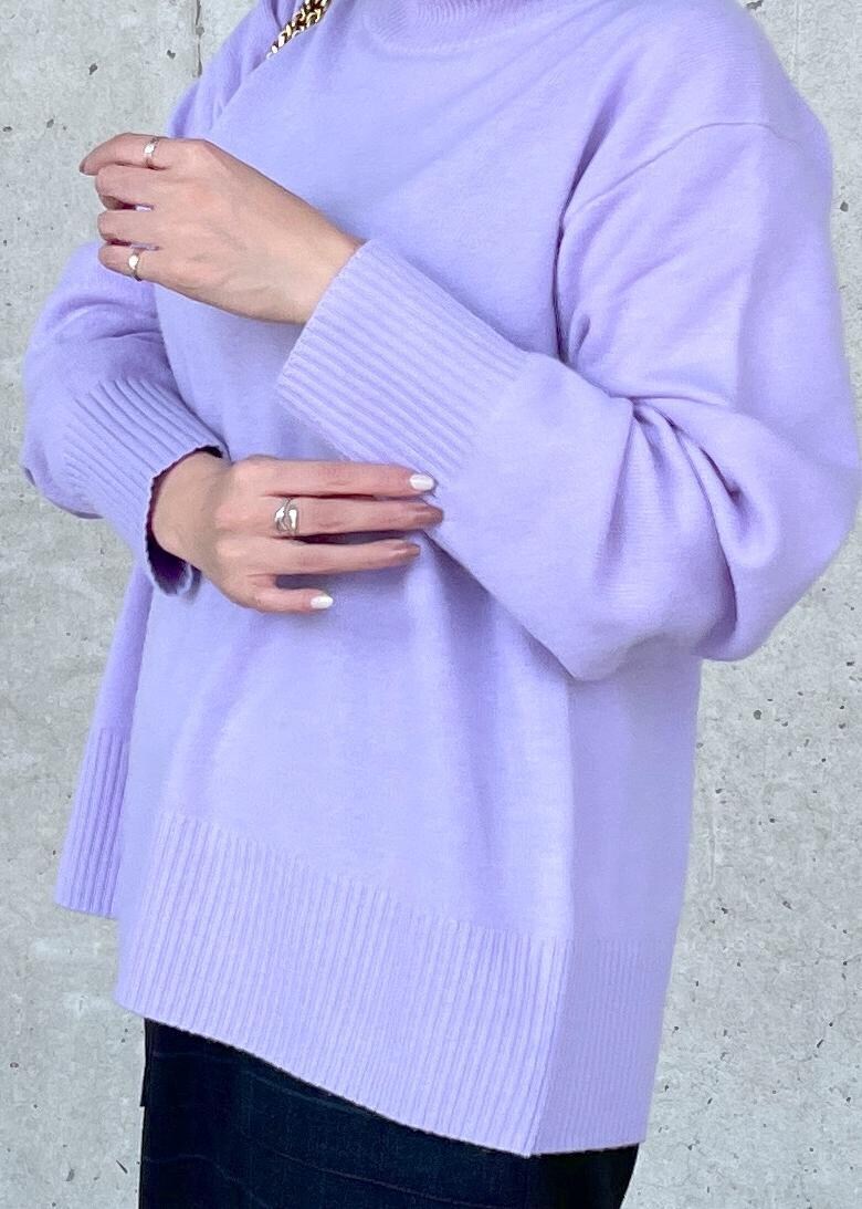 ブラック系のブーツ、ホワイト系のハンドバッグ、ブルー系のスカートを着用したレディースの秋コーディネートの5枚目の写真