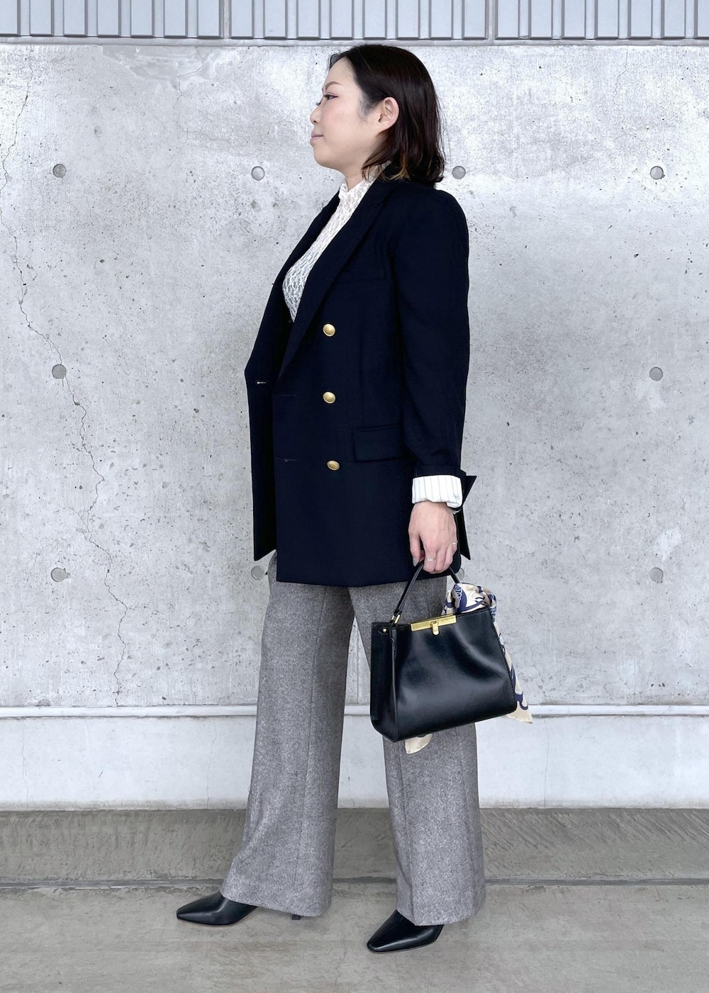 グレー系のその他パンツ、ブラック系のショルダーバッグ、ホワイト系のTシャツ/カットソーを着用したレディースの秋コーディネートの4枚目の写真