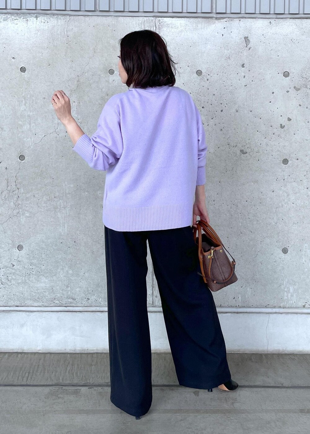 ブラック系のブーツ、ブラウン系のショルダーバッグ、ブラック系のその他パンツを着用したレディースの秋コーディネートの4枚目の写真