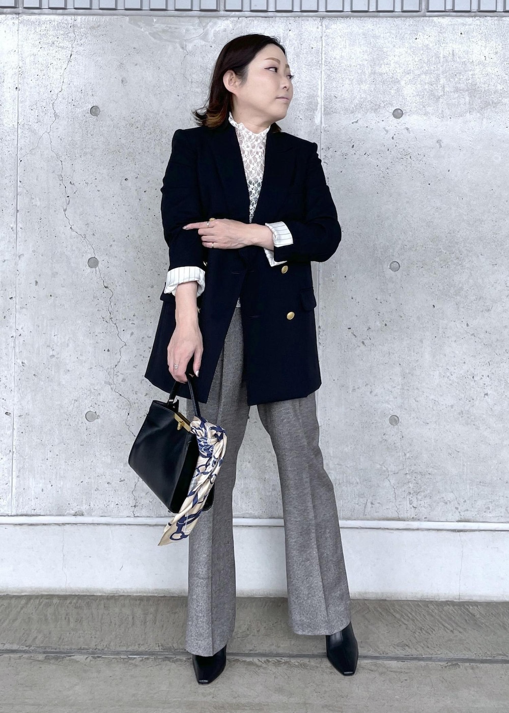 グレー系のその他パンツ、ブラック系のショルダーバッグ、ホワイト系のTシャツ/カットソーを着用したレディースの秋コーディネートの2枚目の写真