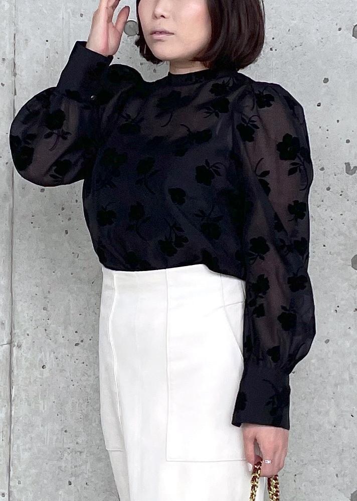 ホワイト系のブーツ、レッド系のハンドバッグ、ホワイト系のスカートを着用したレディースの秋コーディネートの7枚目の写真