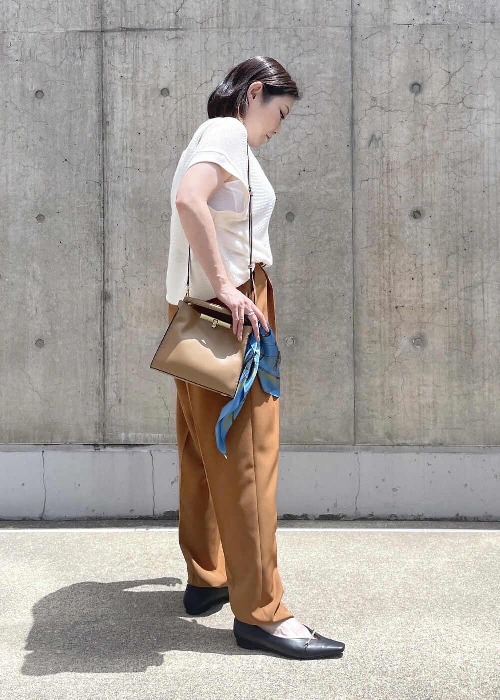 ベージュ系のショルダーバッグ、ブラック系のパンプス、ブラウン系のその他パンツを着用したレディースの夏コーディネートの3枚目の写真