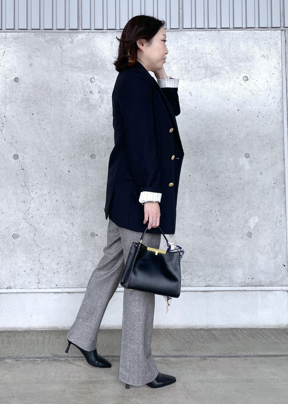 グレー系のその他パンツ、ブラック系のショルダーバッグ、ホワイト系のTシャツ/カットソーを着用したレディースの秋コーディネートの5枚目の写真