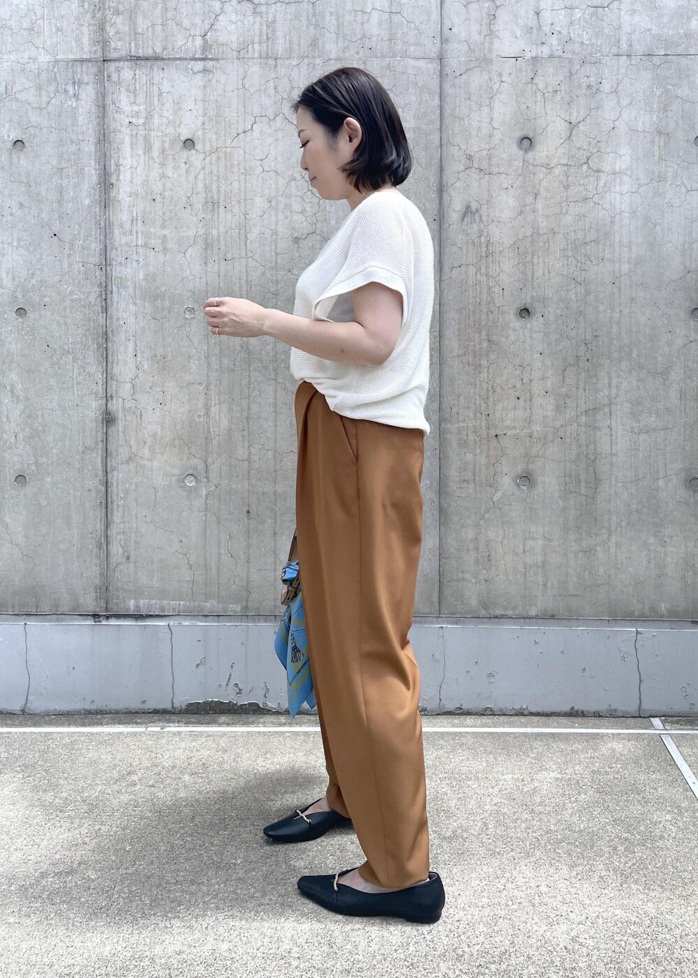 ベージュ系のショルダーバッグ、ブラック系のパンプス、ブラウン系のその他パンツを着用したレディースの夏コーディネートの4枚目の写真