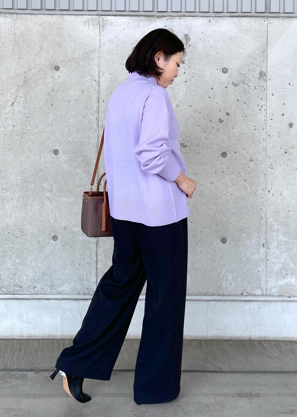 ブラック系のブーツ、ブラウン系のショルダーバッグ、ブラック系のその他パンツを着用したレディースの秋コーディネートの3枚目の写真