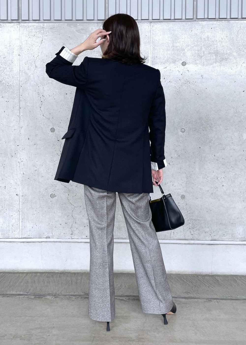 グレー系のその他パンツ、ブラック系のショルダーバッグ、ホワイト系のTシャツ/カットソーを着用したレディースの秋コーディネートの6枚目の写真