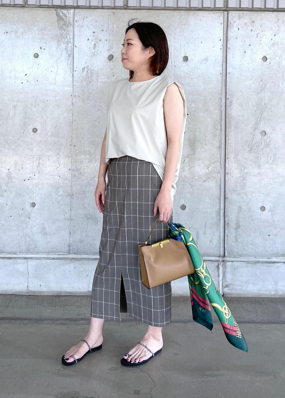 ベージュ系のシャツ/ブラウス、ベージュ系のショルダーバッグ、ブラウン系のスカートを着用したレディースの夏コーディネートの4枚目の写真