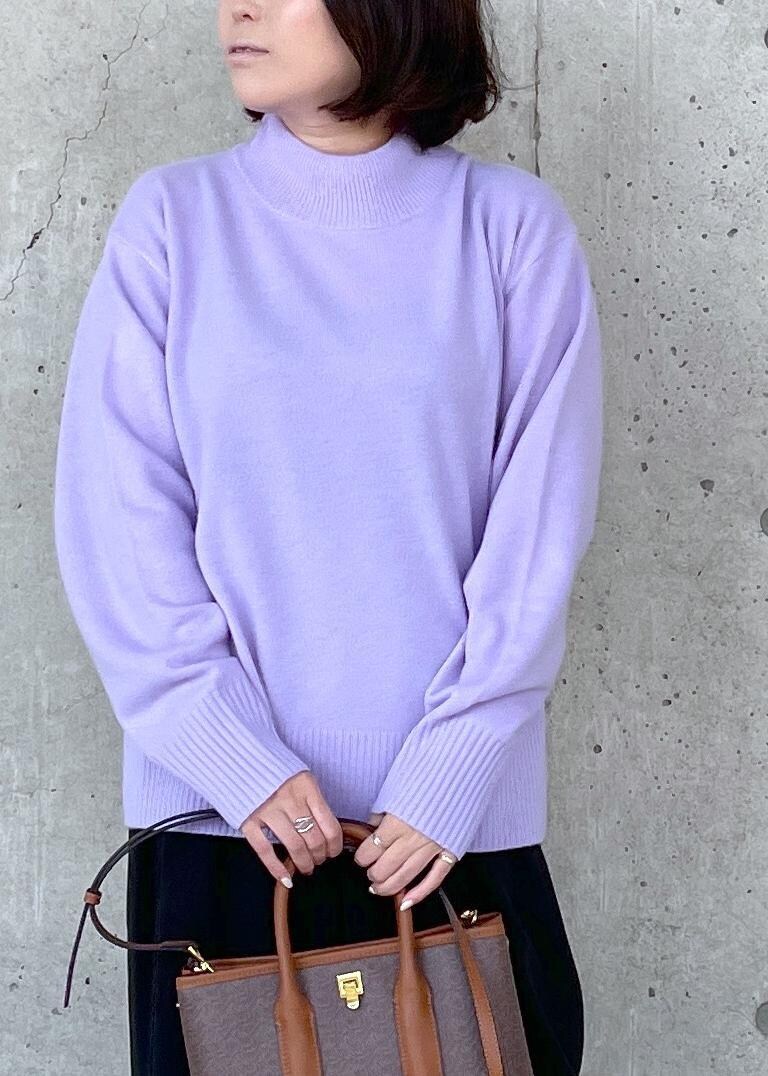 ブラック系のブーツ、ブラウン系のショルダーバッグ、ブラック系のその他パンツを着用したレディースの秋コーディネートの5枚目の写真