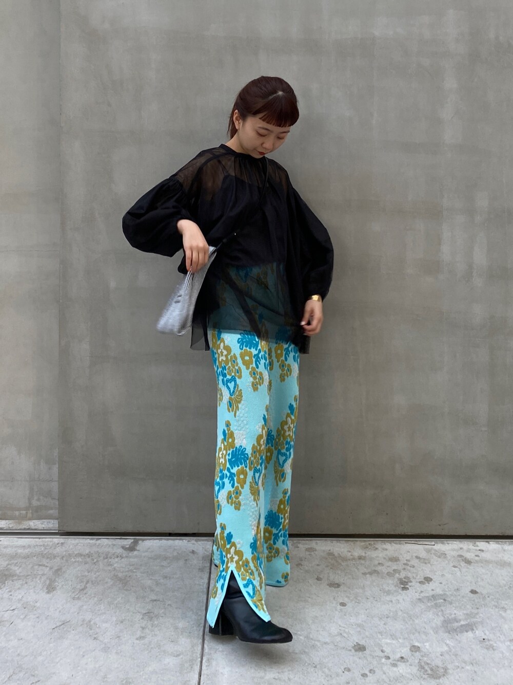 ブラック系のシャツ/ブラウス、ベージュ系のその他パンツ、シルバー系のハンドバッグを着用したレディースの春コーディネートの3枚目の写真