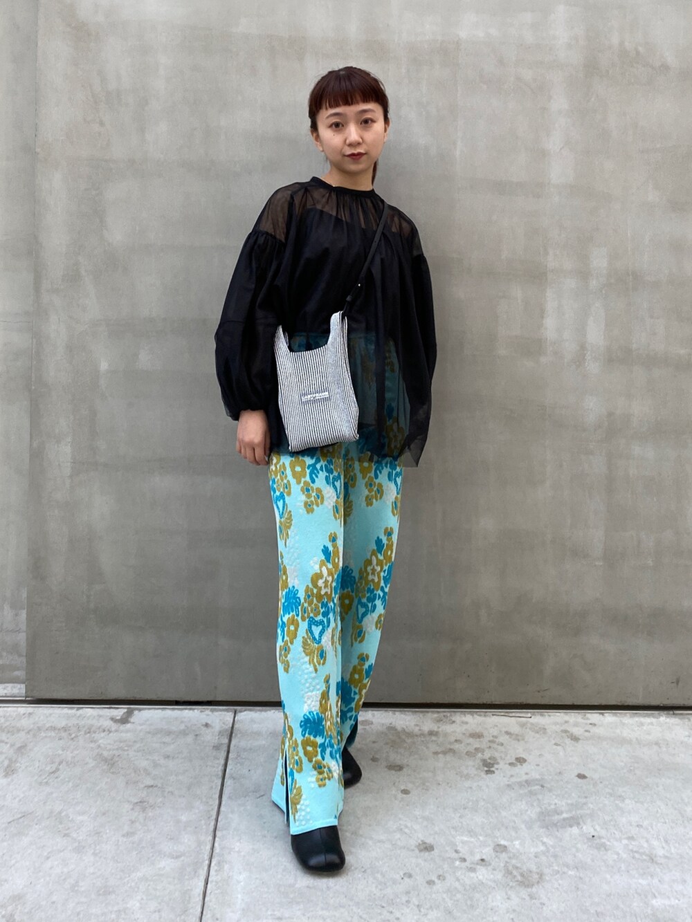 ブラック系のシャツ/ブラウス、ベージュ系のその他パンツ、シルバー系のハンドバッグを着用したレディースの春コーディネートの5枚目の写真