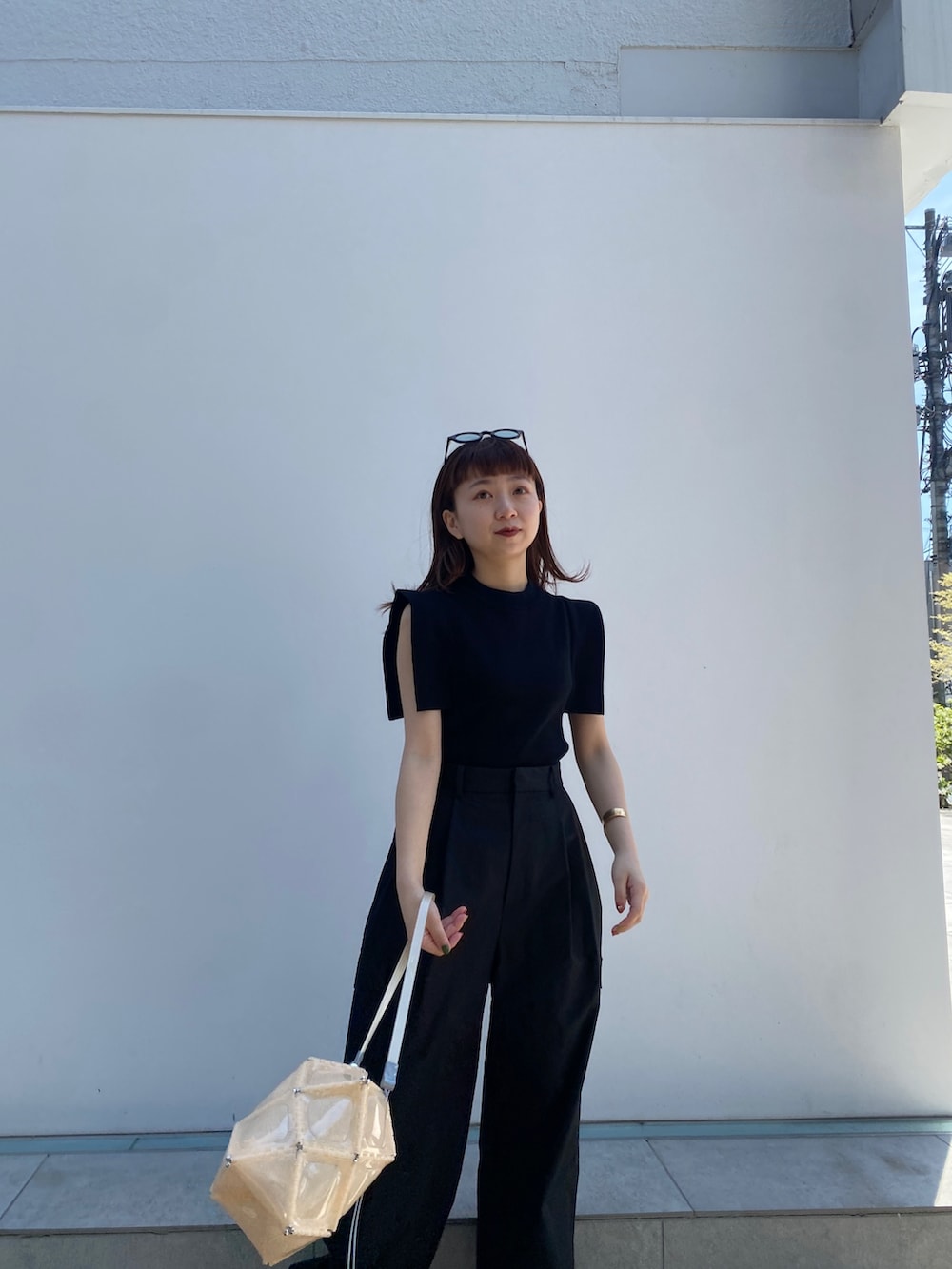 ブラック系のニット/セーター、ブラック系のカーゴパンツ、ブラック系のその他シューズを着用したレディースの春コーディネートの4枚目の写真