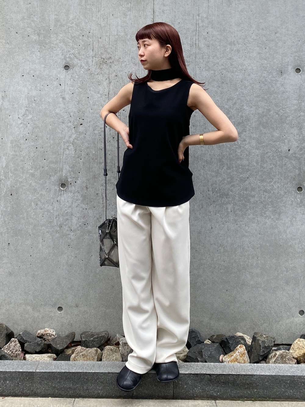 「春夏コーデ、モノクロ、黒、白パンツ、ウエストマーク、首巻きスタイル、WRAPINKNOT、CLANE」｜「WRAPINKNOTの【WRAPINKNOT/ラッピンノット】《STUDIOUS別注》ノースリーブ2WAYトップス（Tシャツ/カットソー、ブラック系）」を使った、Naoさん（レディース・150cm）の春コーディネートの2枚目の写真