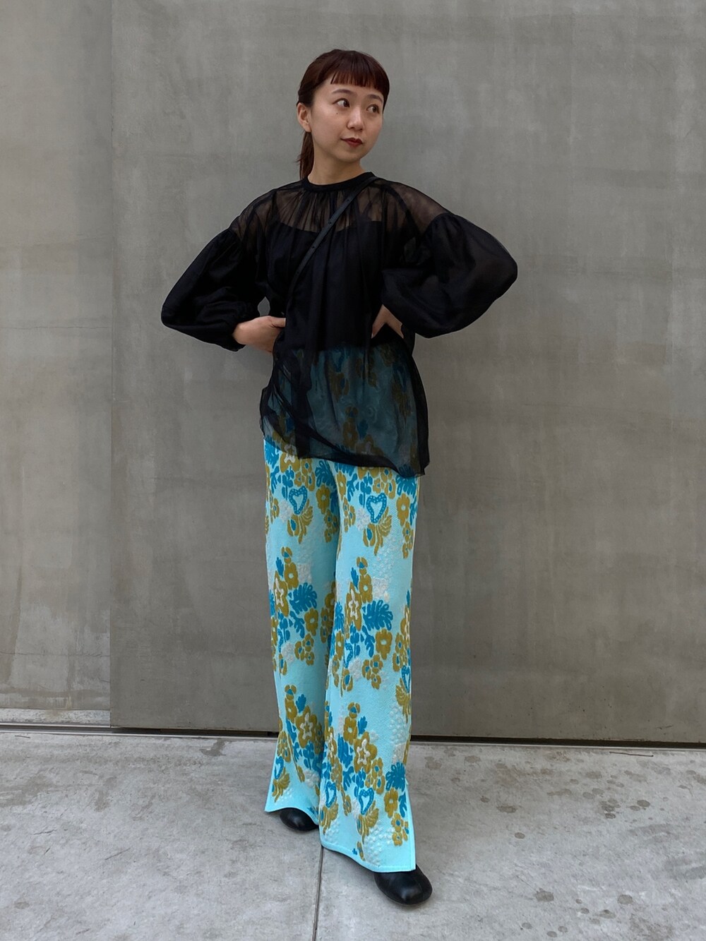 ブラック系のシャツ/ブラウス、ベージュ系のその他パンツ、シルバー系のハンドバッグを着用したレディースの春コーディネートの4枚目の写真