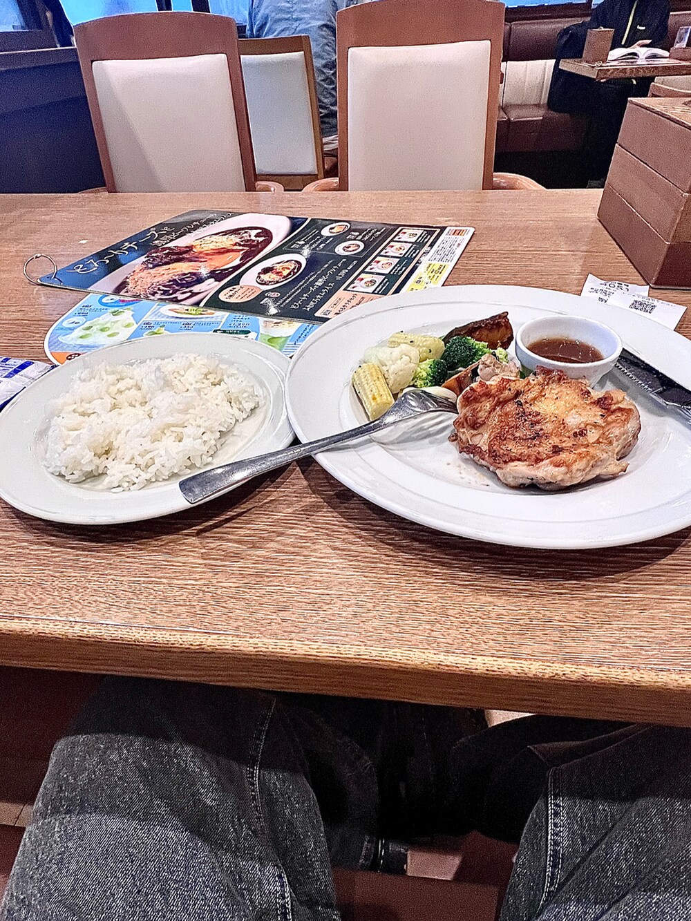 ブラック系のデニムパンツ、ブラック系のドレスシューズ、ブラック系のジャケット/アウターを着用したメンズの秋コーディネートの2枚目の写真