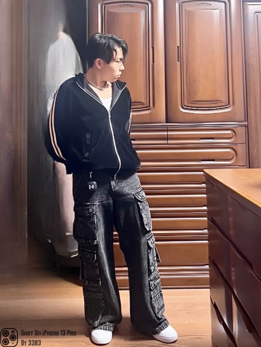 ベージュ系のスニーカー、ブラック系のデニムパンツ、ブラック系のジャージを着用したメンズの秋コーディネートの2枚目の写真