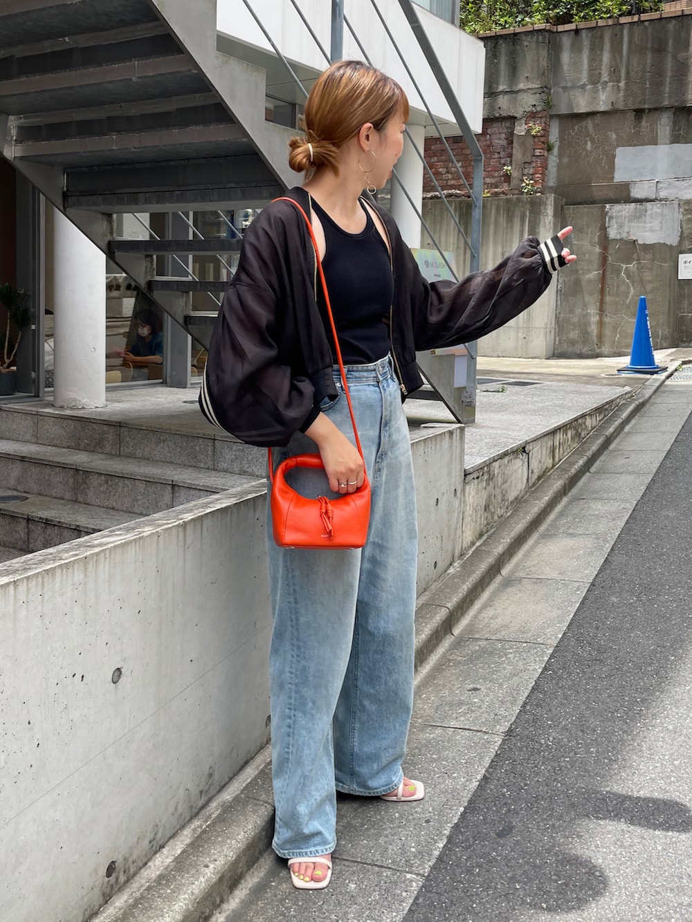 ブラック系のブルゾンを着用したレディースの夏コーディネートの3枚目の写真