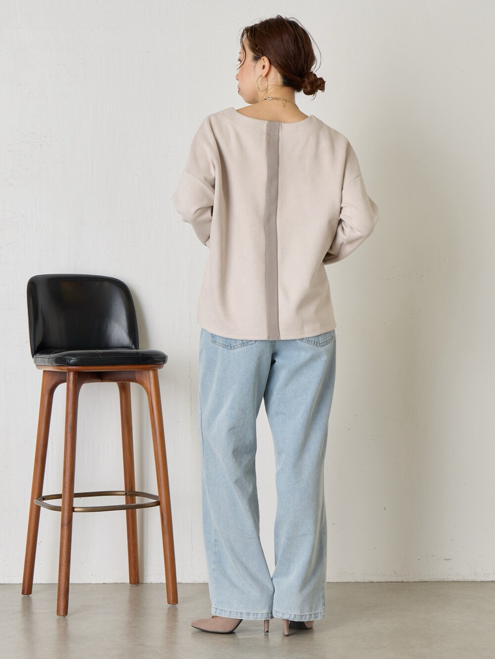 グレー系のTシャツ/カットソー、ブルー系のデニムパンツ、ブラック系のトートバッグを着用したレディースの秋コーディネートの2枚目の写真