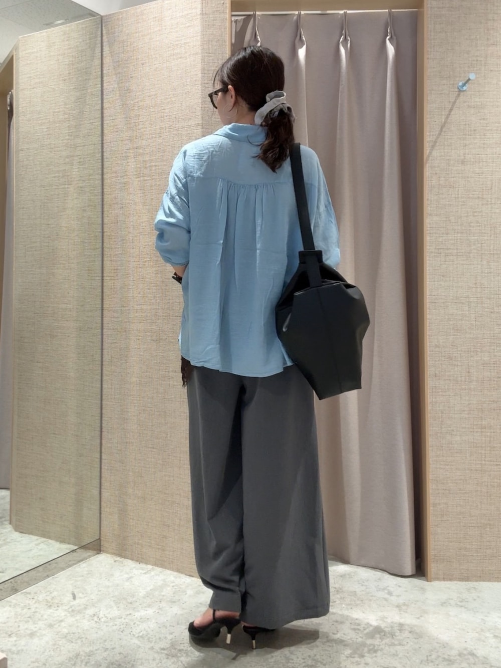 ブルー系のシャツ/ブラウスを着用したレディースの春コーディネートの2枚目の写真