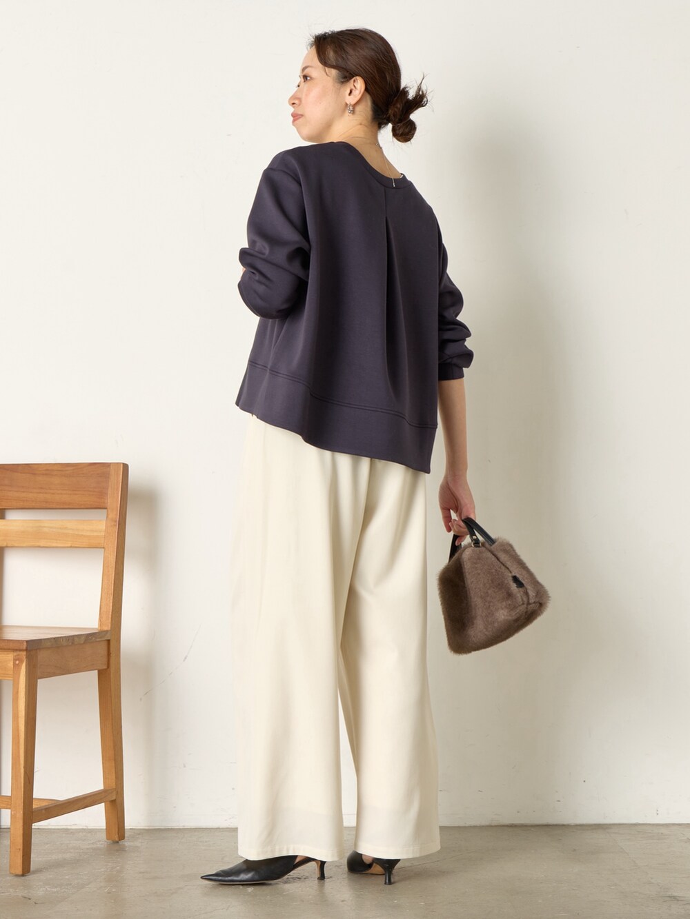 ブルー系のTシャツ/カットソー、ホワイト系のその他パンツ、グレー系のトートバッグを着用したレディースの秋コーディネートの2枚目の写真