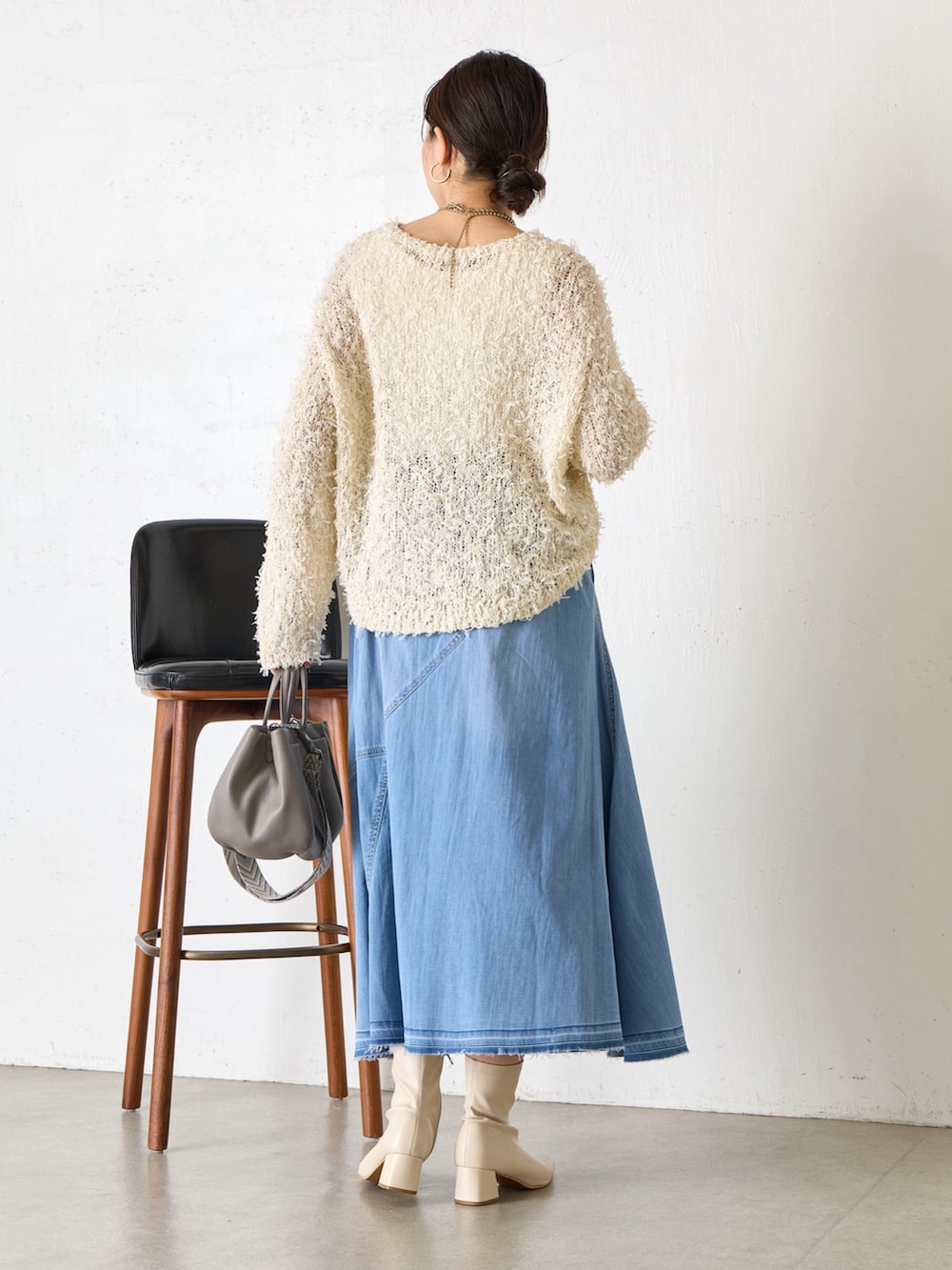 ベージュ系のニット/セーター、ホワイト系のトートバッグを着用したレディースの冬コーディネートの3枚目の写真