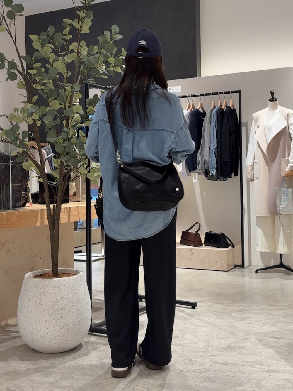 ブルー系のシャツ/ブラウス、ブラック系のその他パンツを着用したレディースの春コーディネートの3枚目の写真