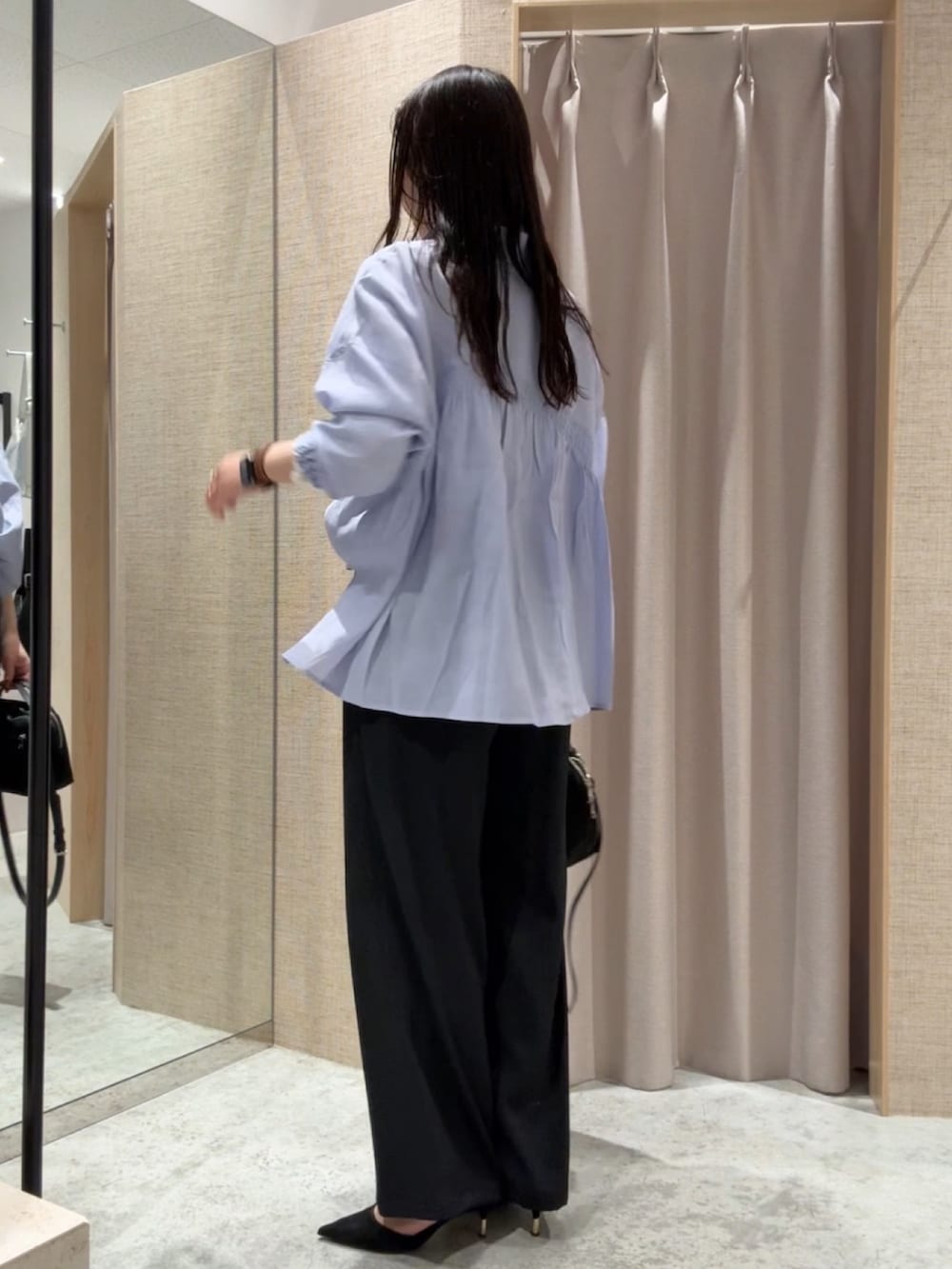 ブラック系のその他パンツ、パープル系のシャツ/ブラウスを着用したレディースの春コーディネートの2枚目の写真