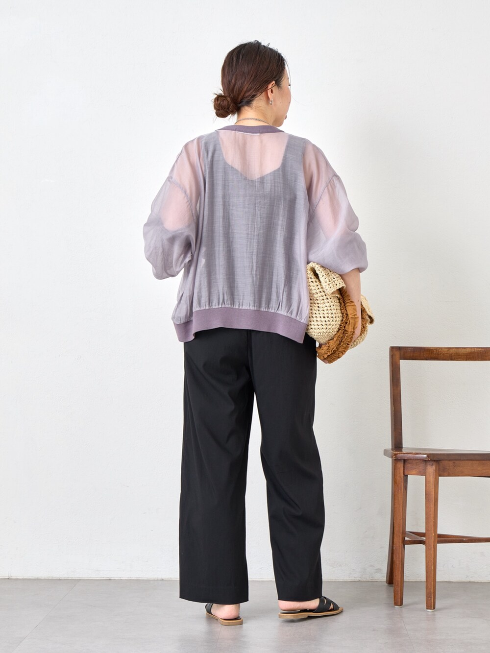 グレー系のカーディガン/ボレロ、ブラック系のその他パンツ、ベージュ系のトートバッグを着用したレディースの夏コーディネートの3枚目の写真