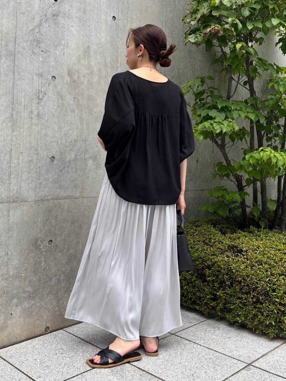 グレー系のその他パンツ、ブラック系のサンダル、ブラック系のトートバッグを着用したレディースの夏コーディネートの2枚目の写真